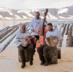 20_toni_und_markus_nussbaumer_mit_raffael_uhr_am_bass-foto_mythenfilm.jpg